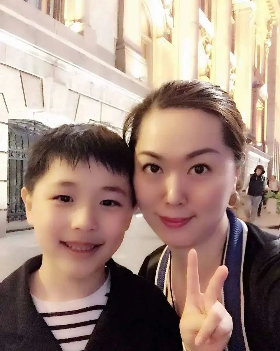 钟鸣张文宏复旦白衣战士的孩子为爸爸妈妈叔叔阿姨加油了