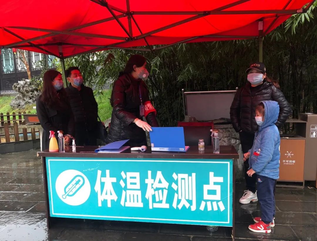 体温检测点出示健康码织金洞景区前期经过全面消杀,防控物资准备,游客