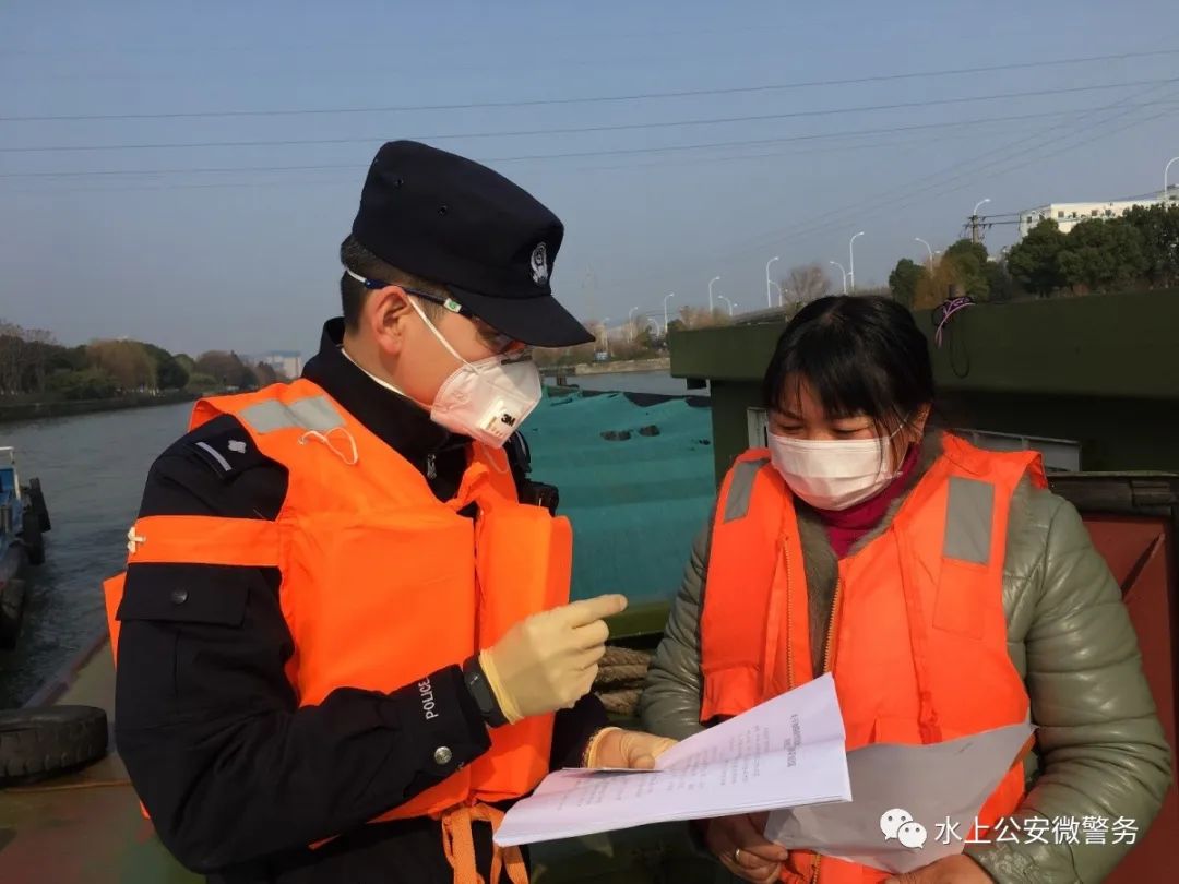 民警 钮小栋接到警情指令第一时间赴现场勘查取证"我们是水陆两栖"!