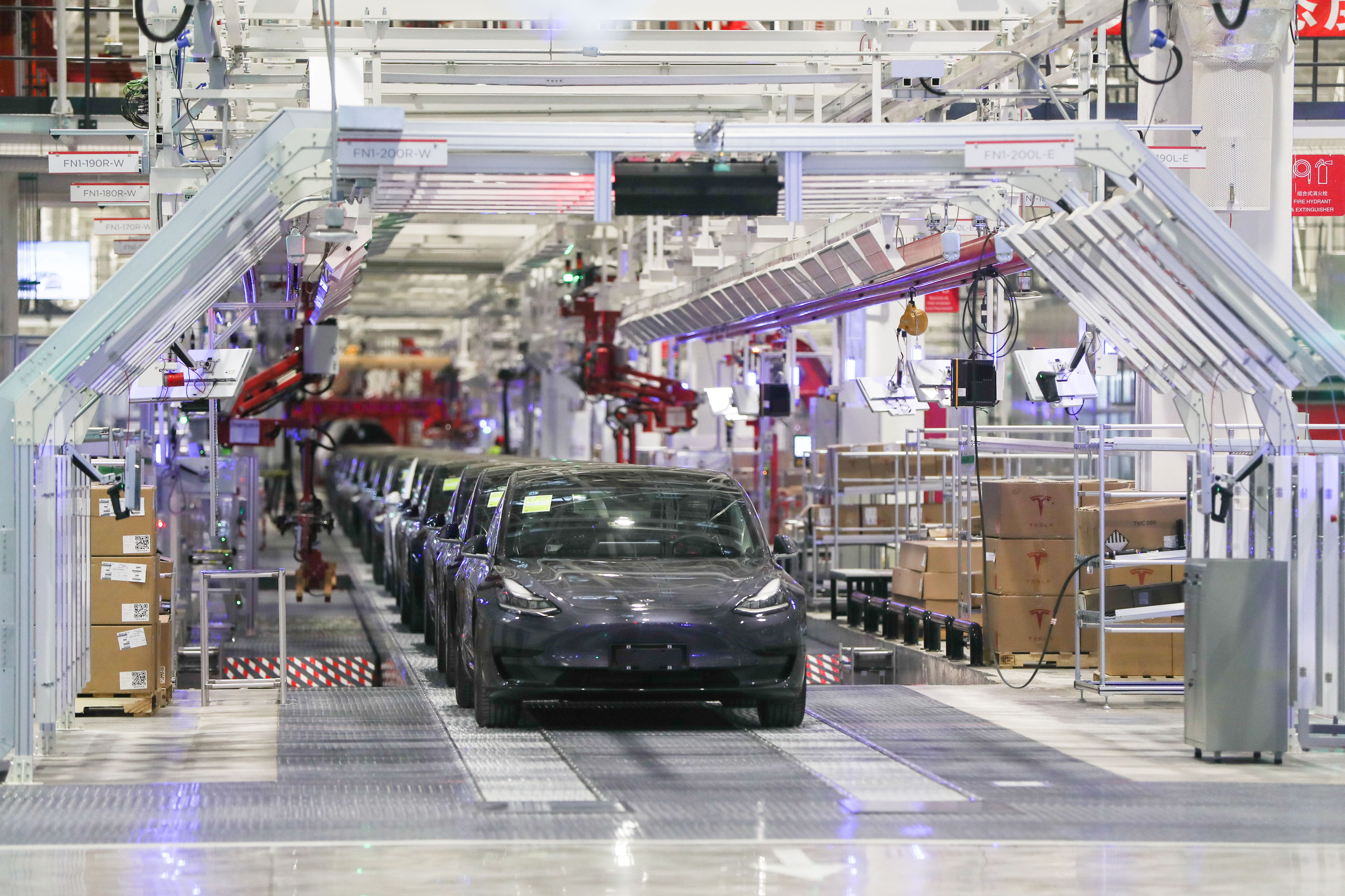 特斯拉上海超级工厂全自动生产线制造完成的新车(新华社记者 丁汀摄)