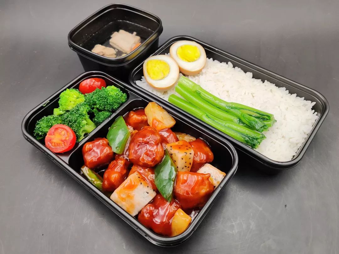 菠萝鲜果咕咾肉饭套餐 38/份 配:菠萝,火龙果,咕咾肉,青椒,时蔬,卤蛋