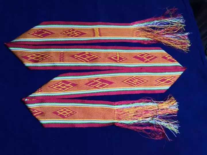 雷岳梅便花了一周的时间,在家精心编织了一条畲族彩带.