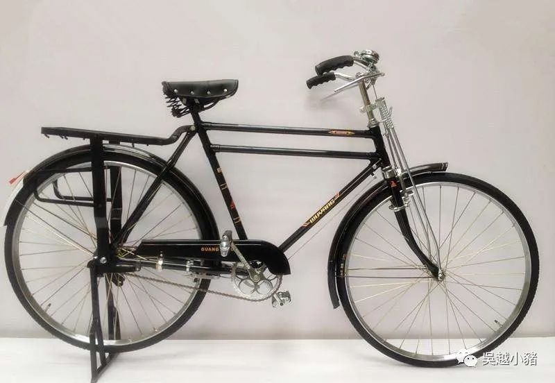 1968年初,父亲告别了笨重个"老爷车",买了部新个28寸平车,是凤凰牌个