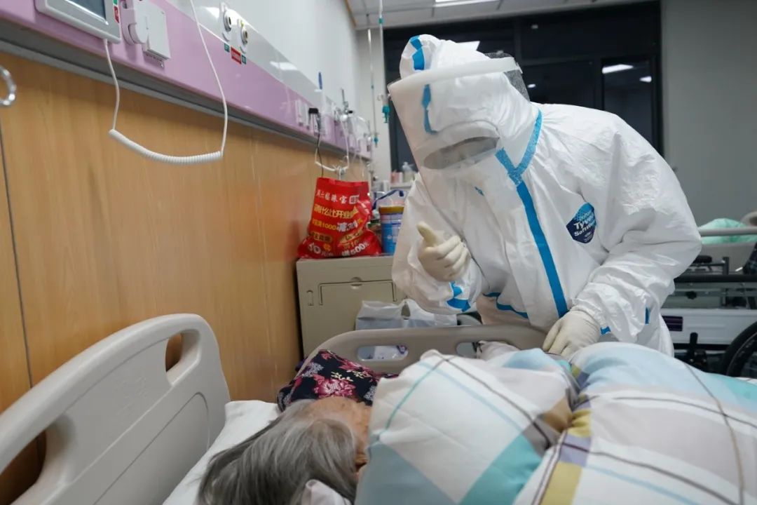 医护人员精心诊治患者