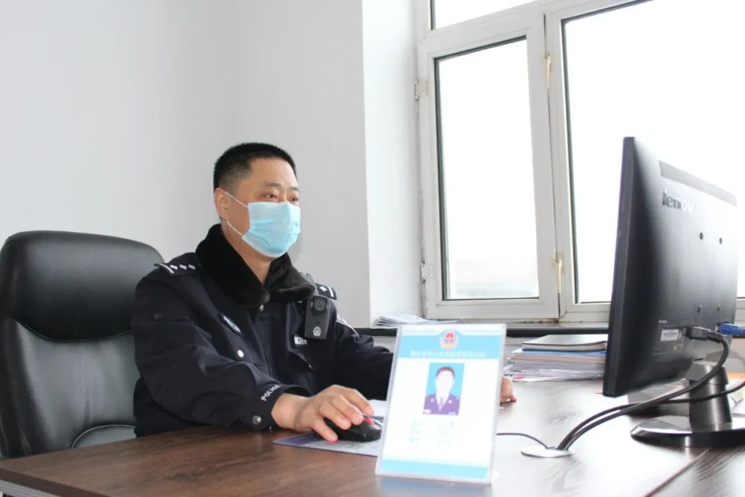 石勇是鄂伦春旗公安局宜里镇派出所的所长,别看才41岁但他已经是有着