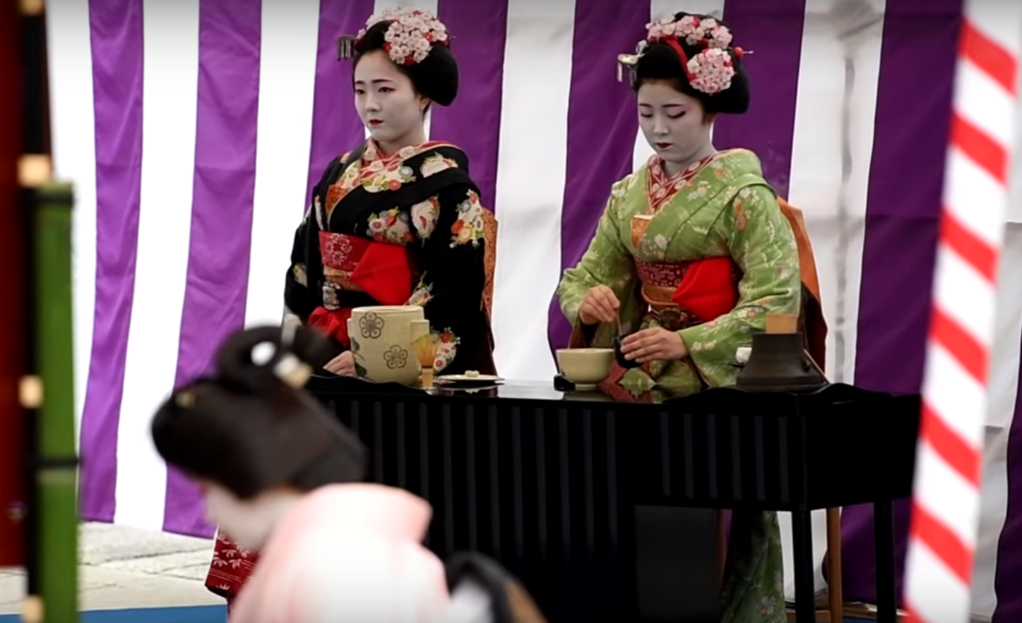 京都举行“赏梅茶会”，上千人戴口罩赴会