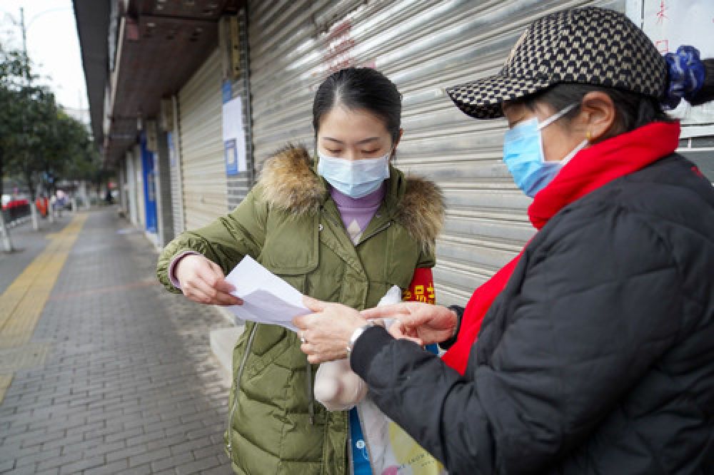 清單汪應卉在超市為居民購買生活物資汪應卉親自寫的宣傳稿原稿來源