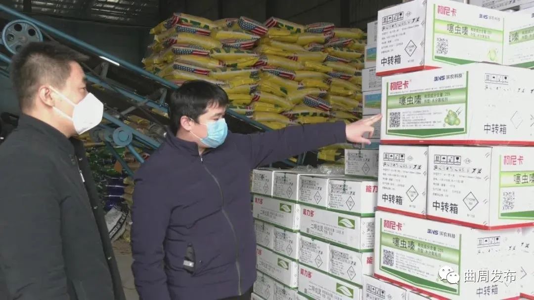 在曲周县供销联社仓库,化肥,农药等各类农资高高叠起,成堆摆放.