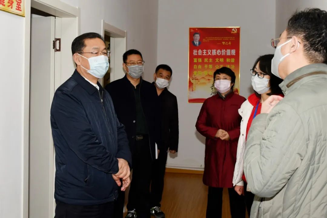 县领导张义霞,刘嵘分别就加强社区管理,优化工作保障等方面讲意见.