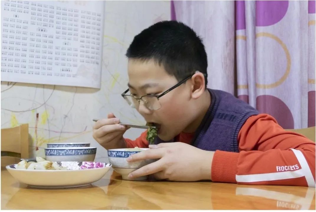 睡得正香的他被妈妈准时叫醒早上七点是祥和中学初一(2)班的学生刘恺