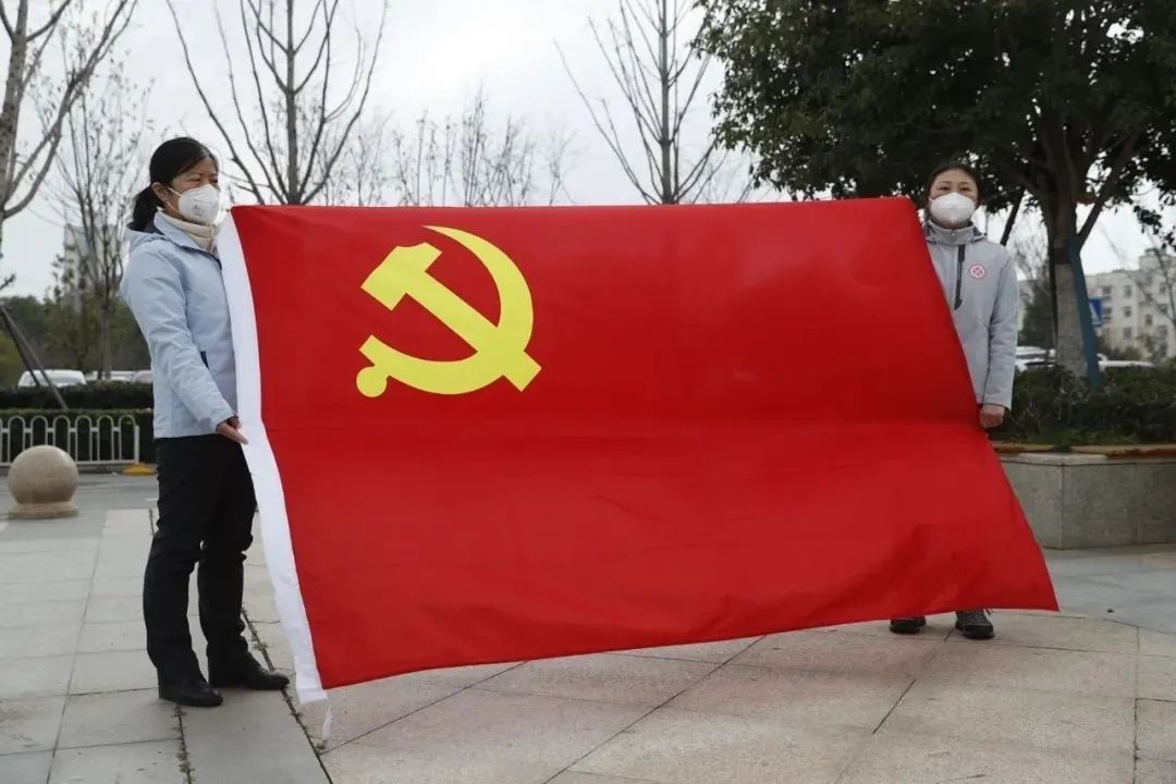 北京大学第三医院援鄂医疗队临时党总支书记袁晓宁担任党旗护旗手