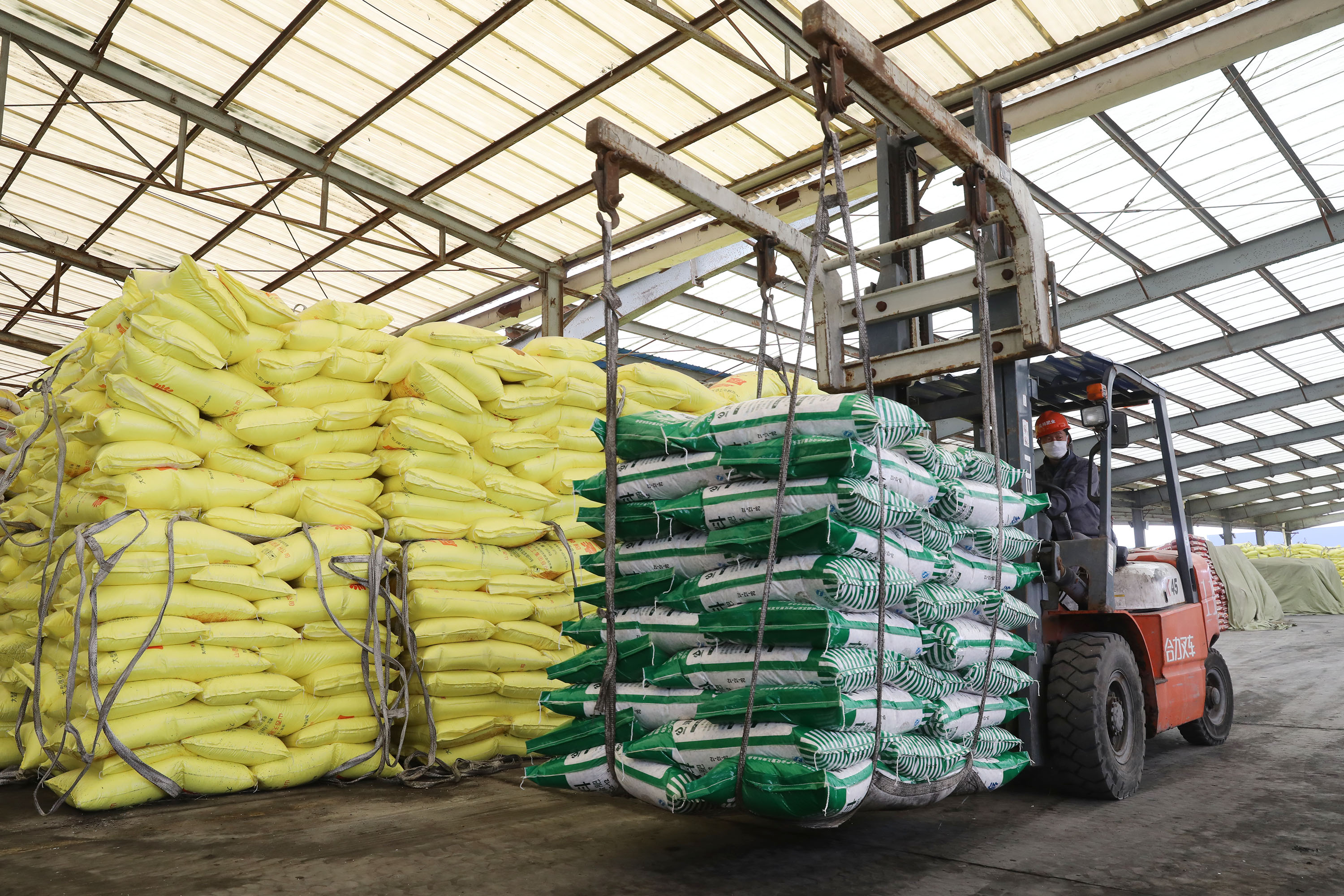 3月2日,河南昊邦肥业科技有限公司工人驾驶吊装车辆转运化肥.