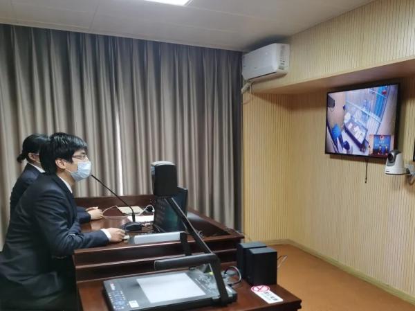检察官在远程提审室对犯罪嫌疑人进行讯问