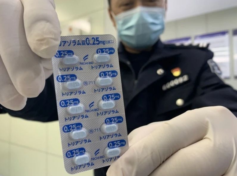 现场查扣三唑仑400片汕头海关连续破获两起新型毒品走私案