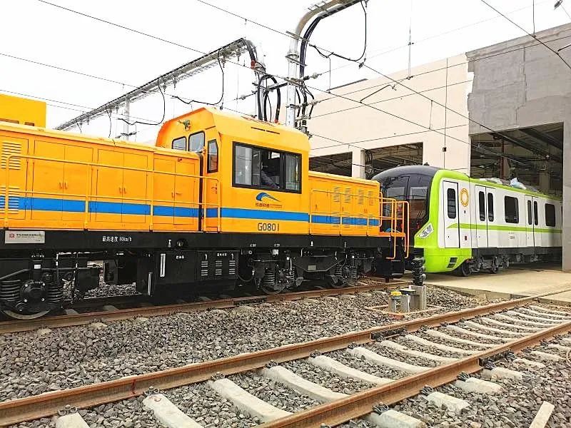 只见一声令下,发动机开始轰鸣,吊臂徐徐升起,编号为6022的列车被缓缓