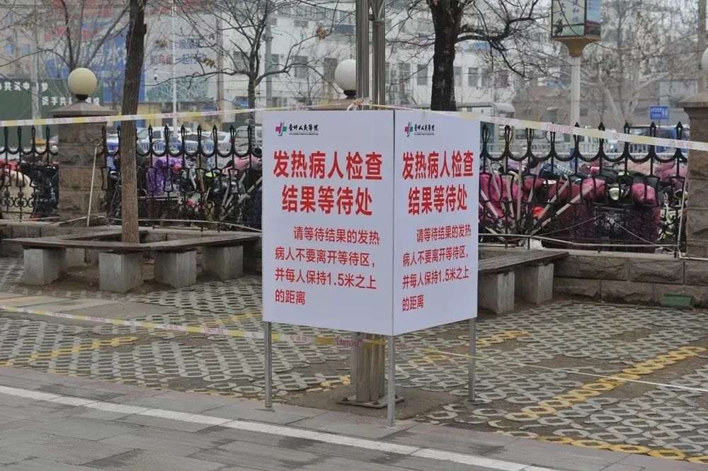 发热门诊与普通门诊分开,有专门的就诊通道和检查通道,发热患者从就诊