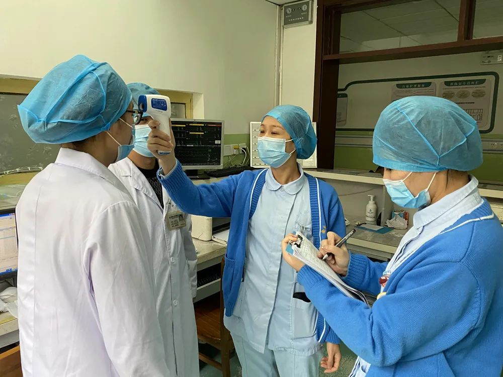 每日早,晚两次医院全体职工监测体温,进行登记排