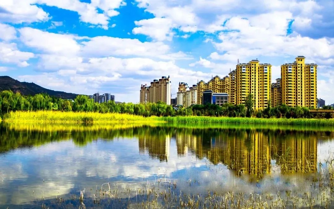 叽叽喳喳牵着家人的手漫步公园在浪漫的春日里浪漫定西等着你点击图片