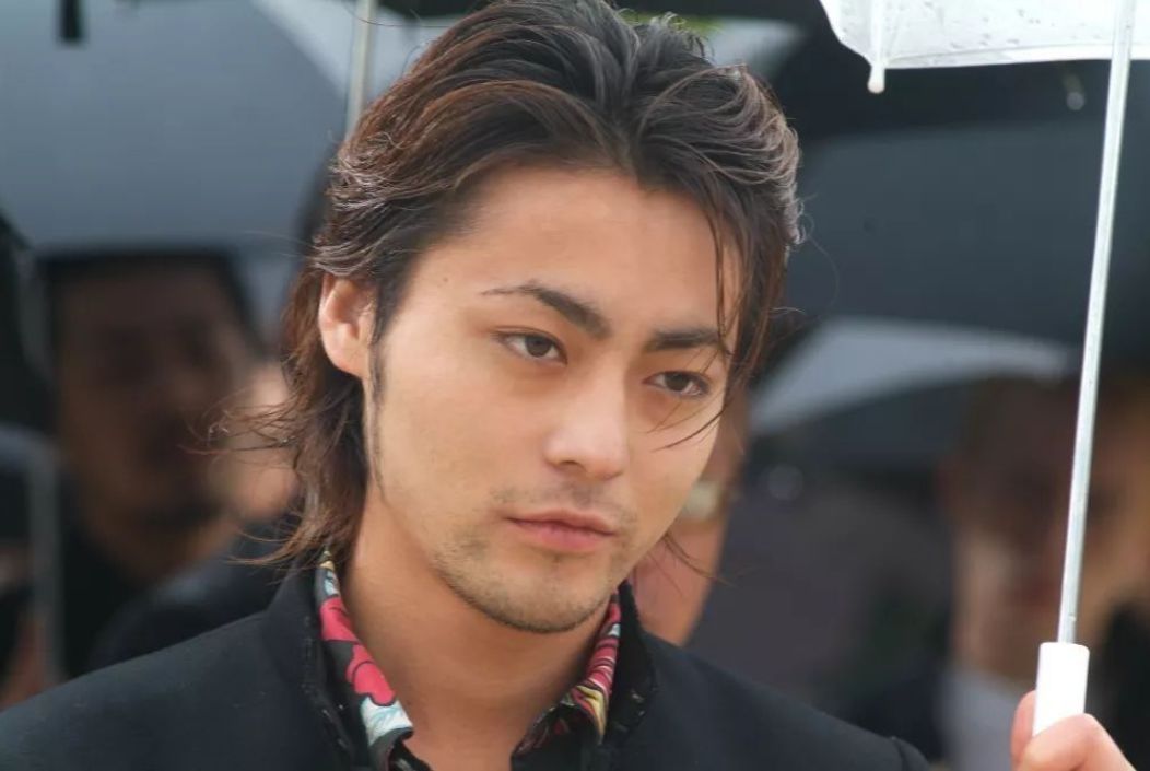 就比如日本知名艺人山田孝之,他最初为大家所熟知是在电影《 热血高校