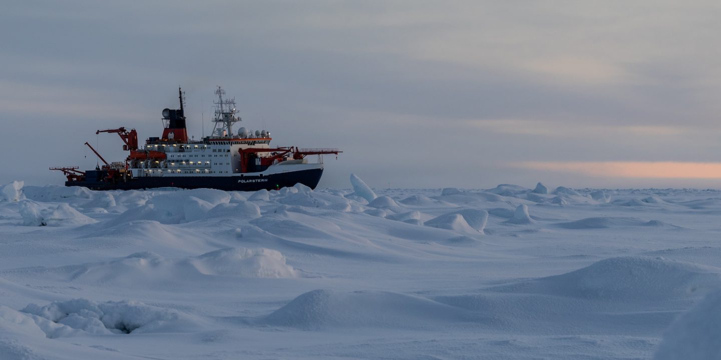 停泊在海冰上的德国破冰船"极星号".