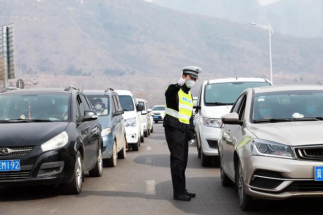 复工复产路上了解一下高速交警的巡逻日常
