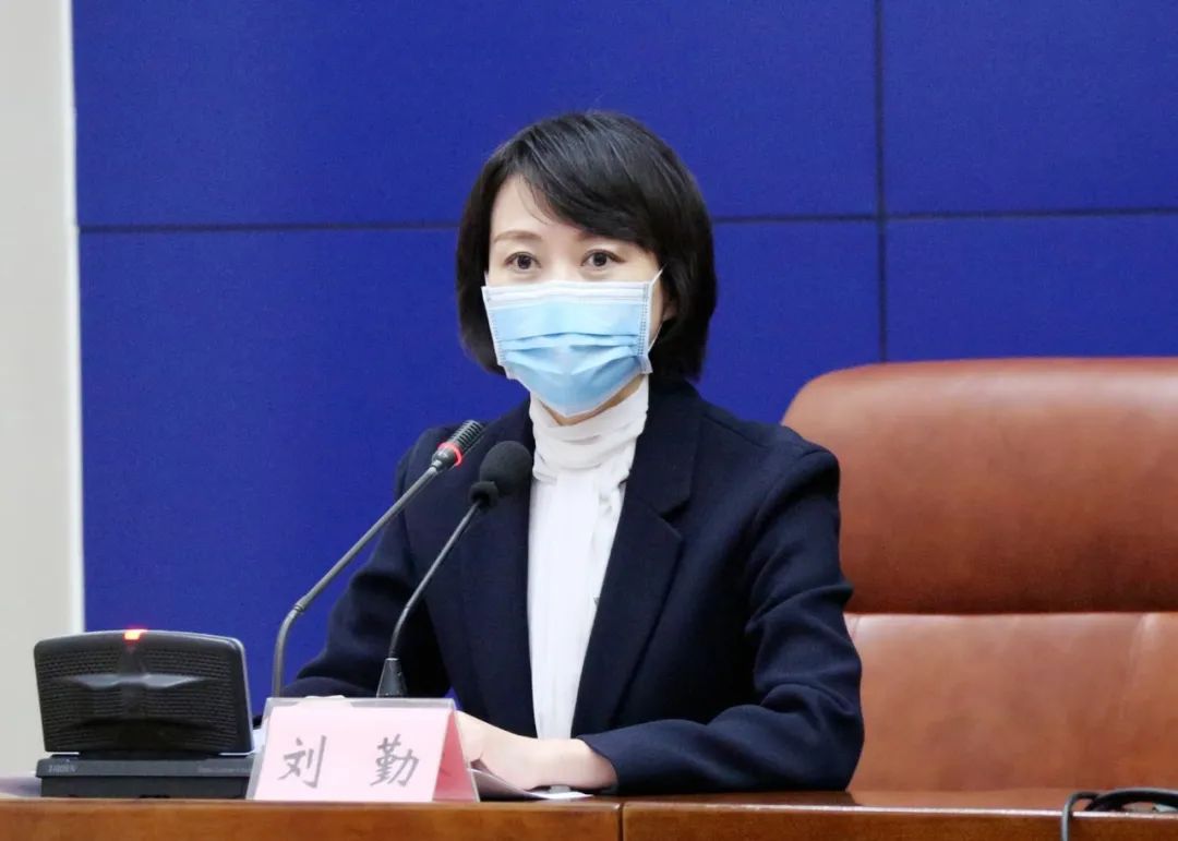 中共济南市委宣传部副部长,市政府新闻办公室主任刘勤主持新闻发布会