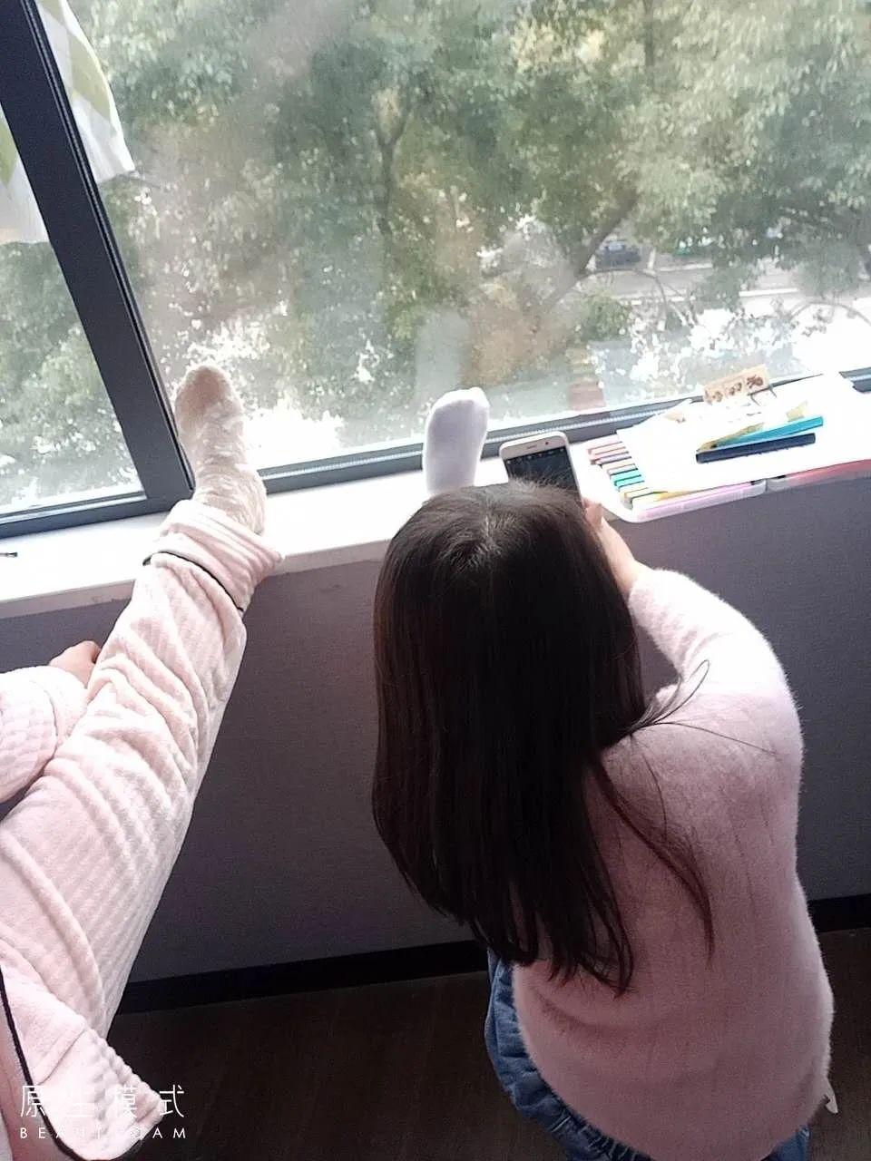 "萌萌快来,我们要做运动了,压压腿,弯弯腰,扭扭脖子,挥挥手……"经过