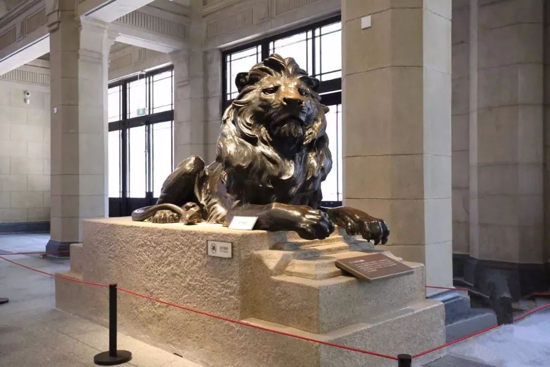 序厅那两只铜狮子,由英国艺术家亨利&middot;普勒设计,上个世纪的时候