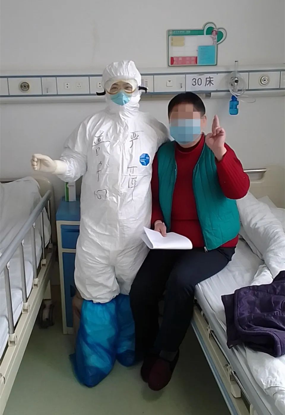 为了节约防护服,上班时间大家不敢喝水,每个人都穿着成人纸尿裤