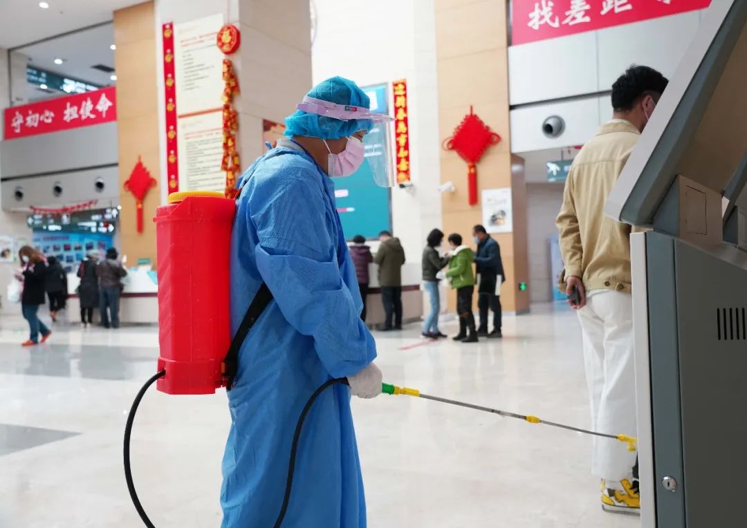 坚守一线抗疫情 消毒杀菌无死角