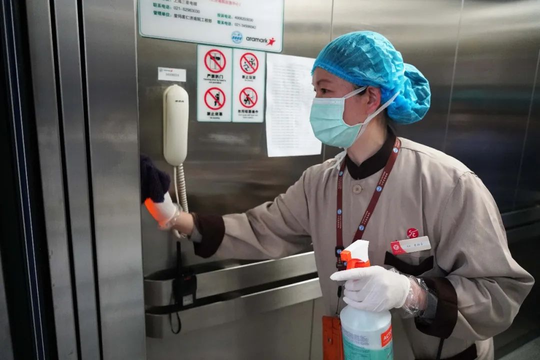 坚守一线抗疫情 消毒杀菌无死角