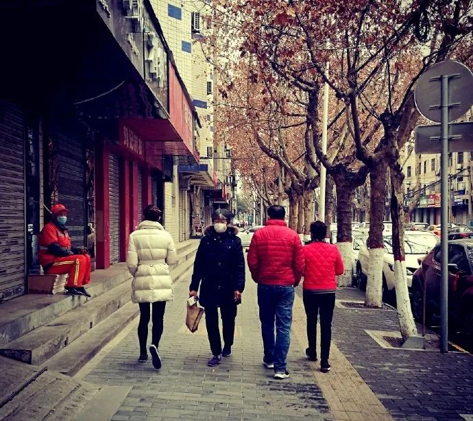 随着复工复产政策相继出台 街上的行人也多了起来