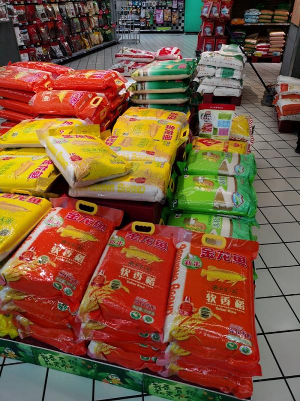 图二&nbsp;: 保障群众"菜篮子""米袋子"