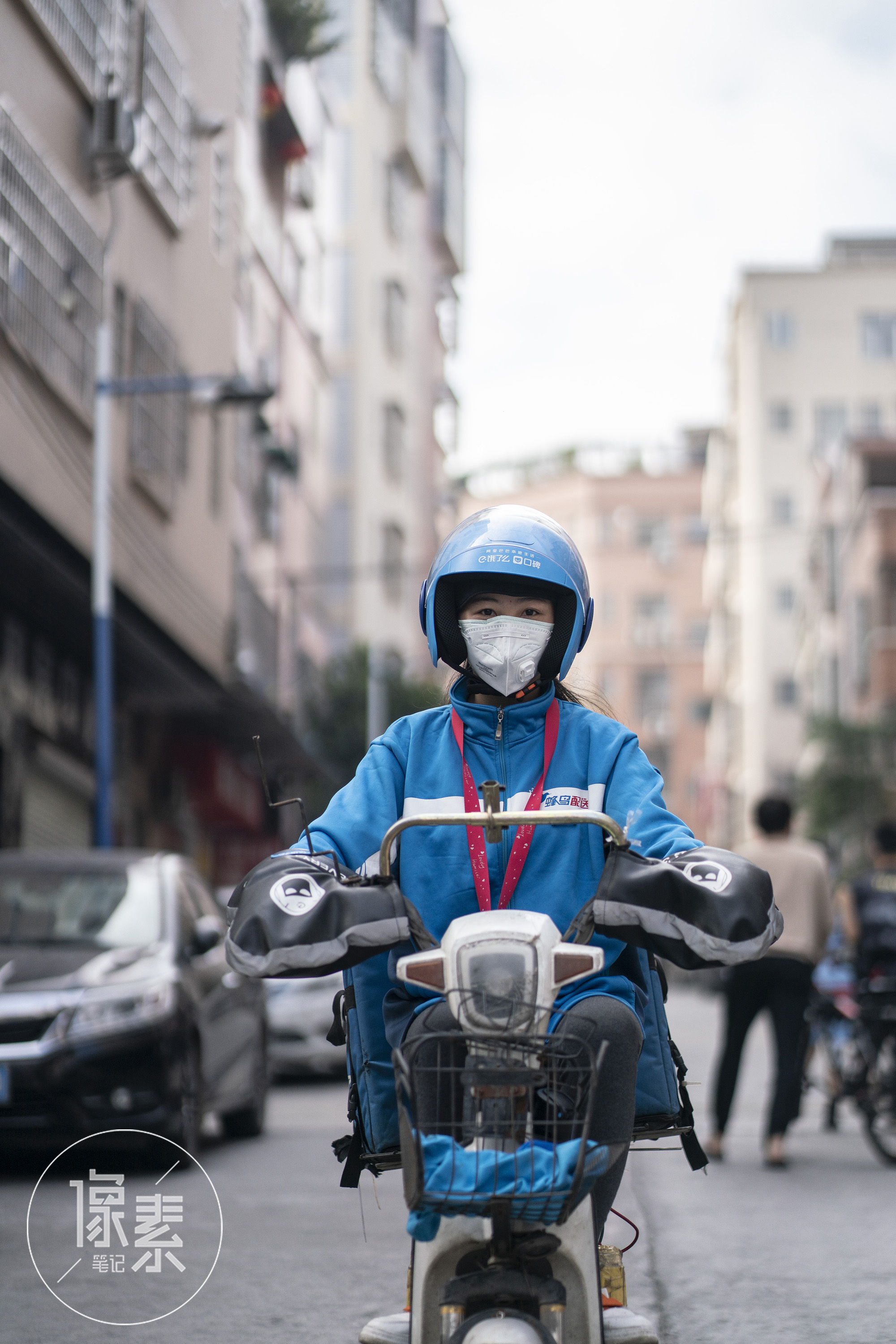 我一名女骑手疫情期间天天送外卖客户送俩口罩让我感动