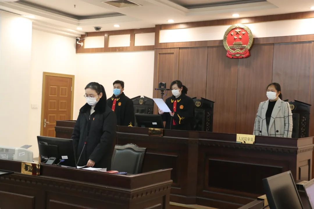 泰興法院刑事審判庭結合當前疫情防控形勢,積極運用視頻庭審系統遠程