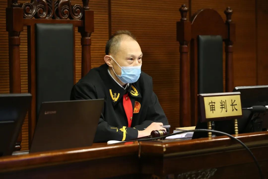 八人八地云开庭这个法庭里只有审判长一人