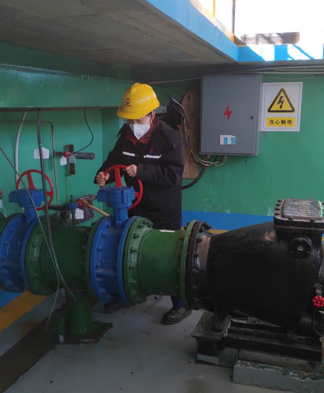 李兆霞深知,当前设备稳定运行对于加紧生产的重要性,在岗一刻也不敢