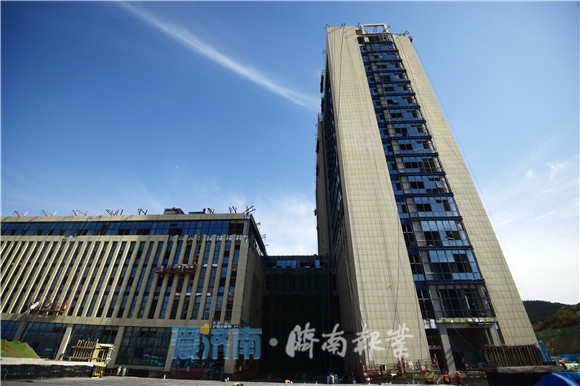 济南高新区章锦片区的市传染病医院一期工程正在24小时施工