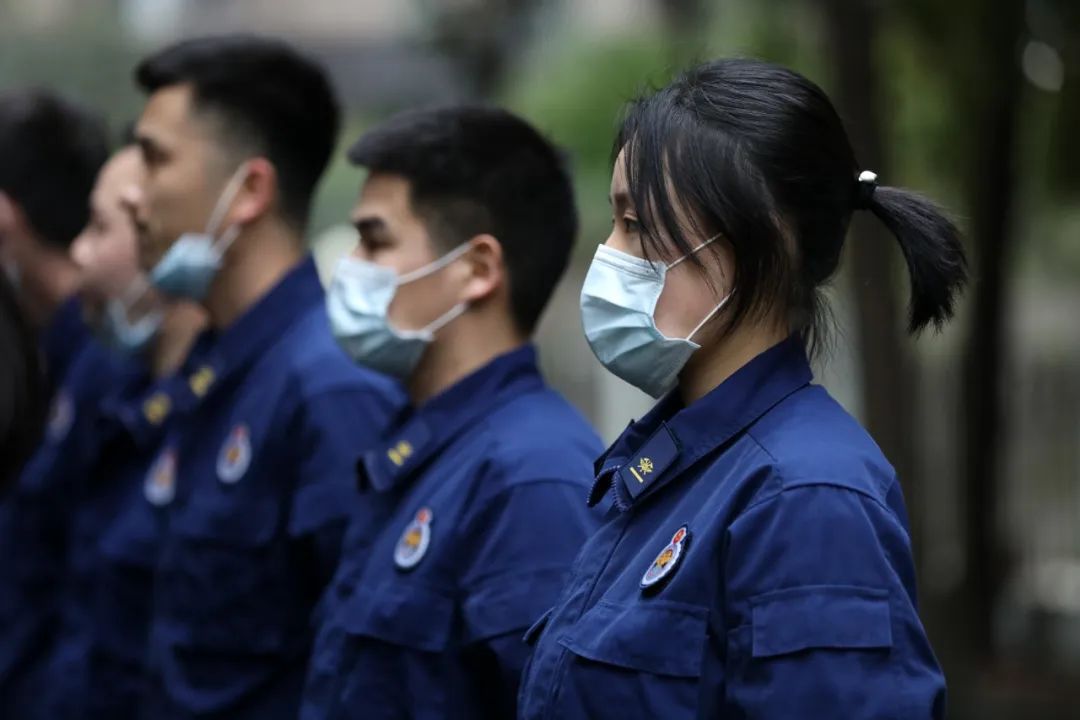 努力奔跑的一级消防长与四级消防士