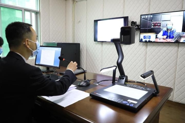 检察官利用远程提讯系统讯问被告人.重庆市人民检察院供图 华龙网发