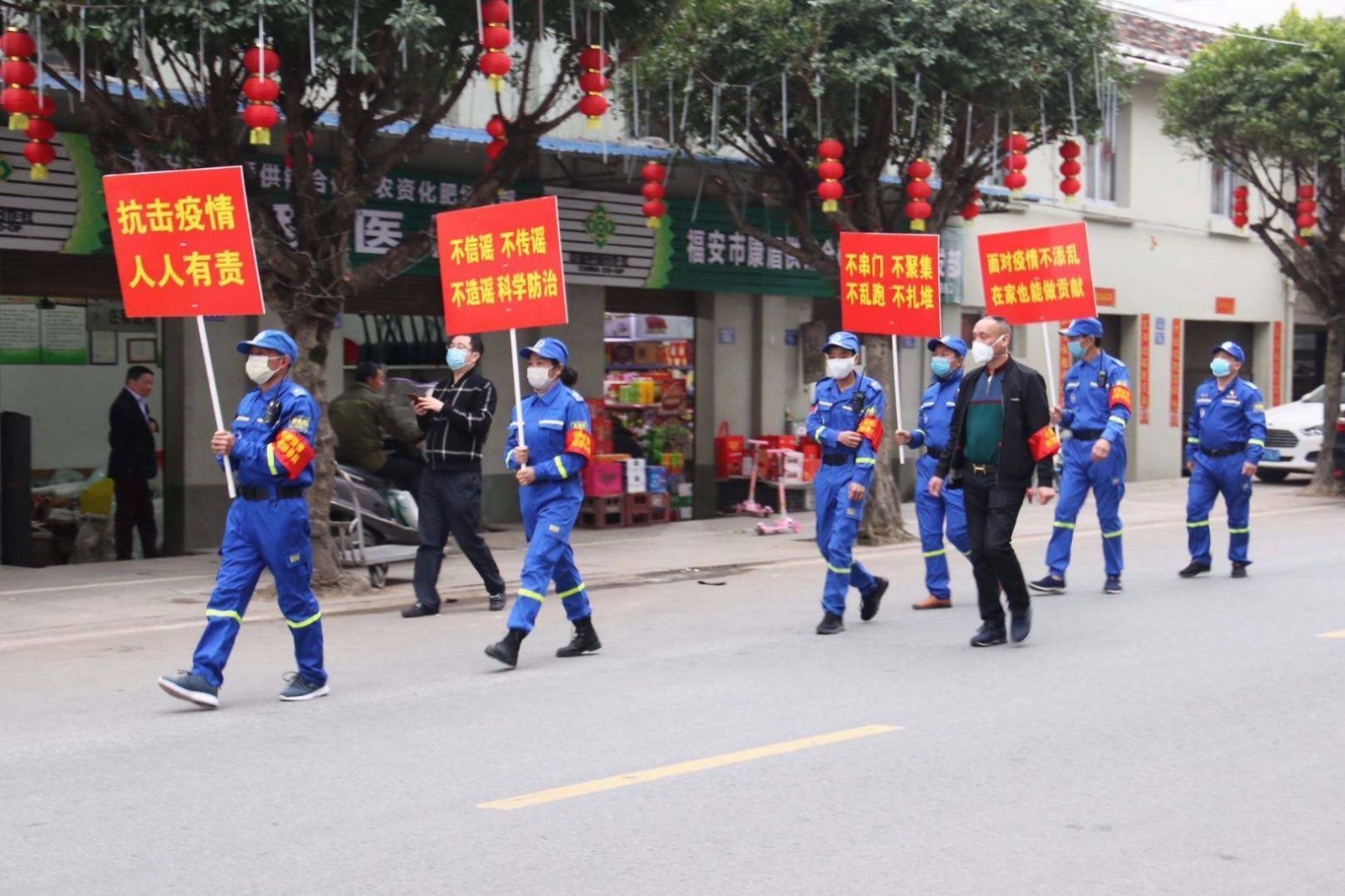 图为救援队走街串巷宣传疫情防控.