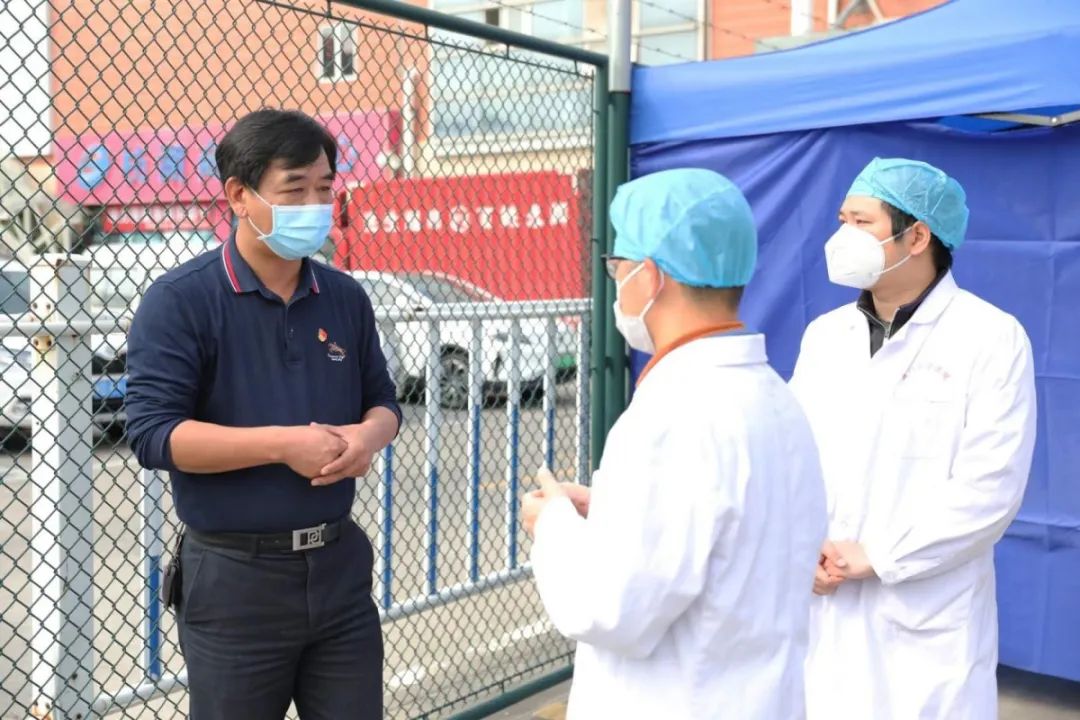 湖里区政府党组成员副区长洪耀同后方指挥员一线战斗员