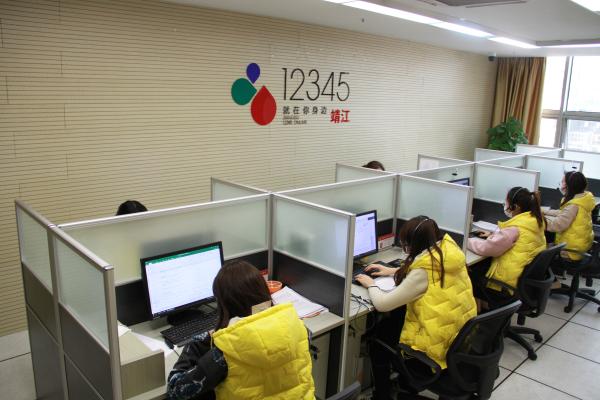 图为紧张忙碌的12345热线话务员.