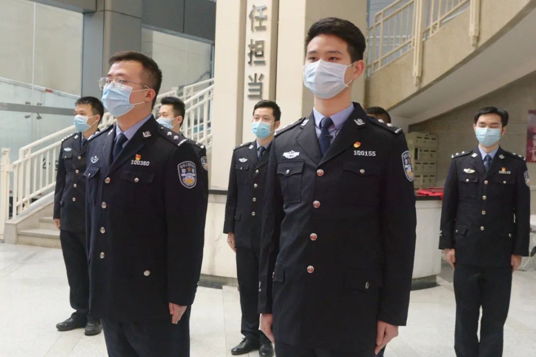 在宣誓仪式上,分局党委书记鲁荣锋和政委夏小平亲手为两人戴上鲜红的