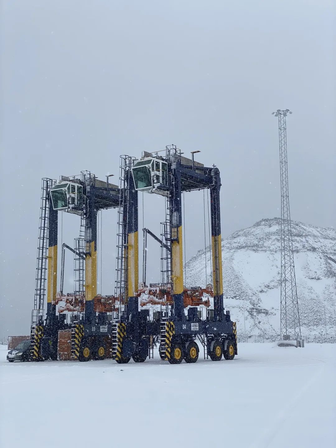 出口"零突破"!振华重工首批智能跨运车在瑞典顺利交机