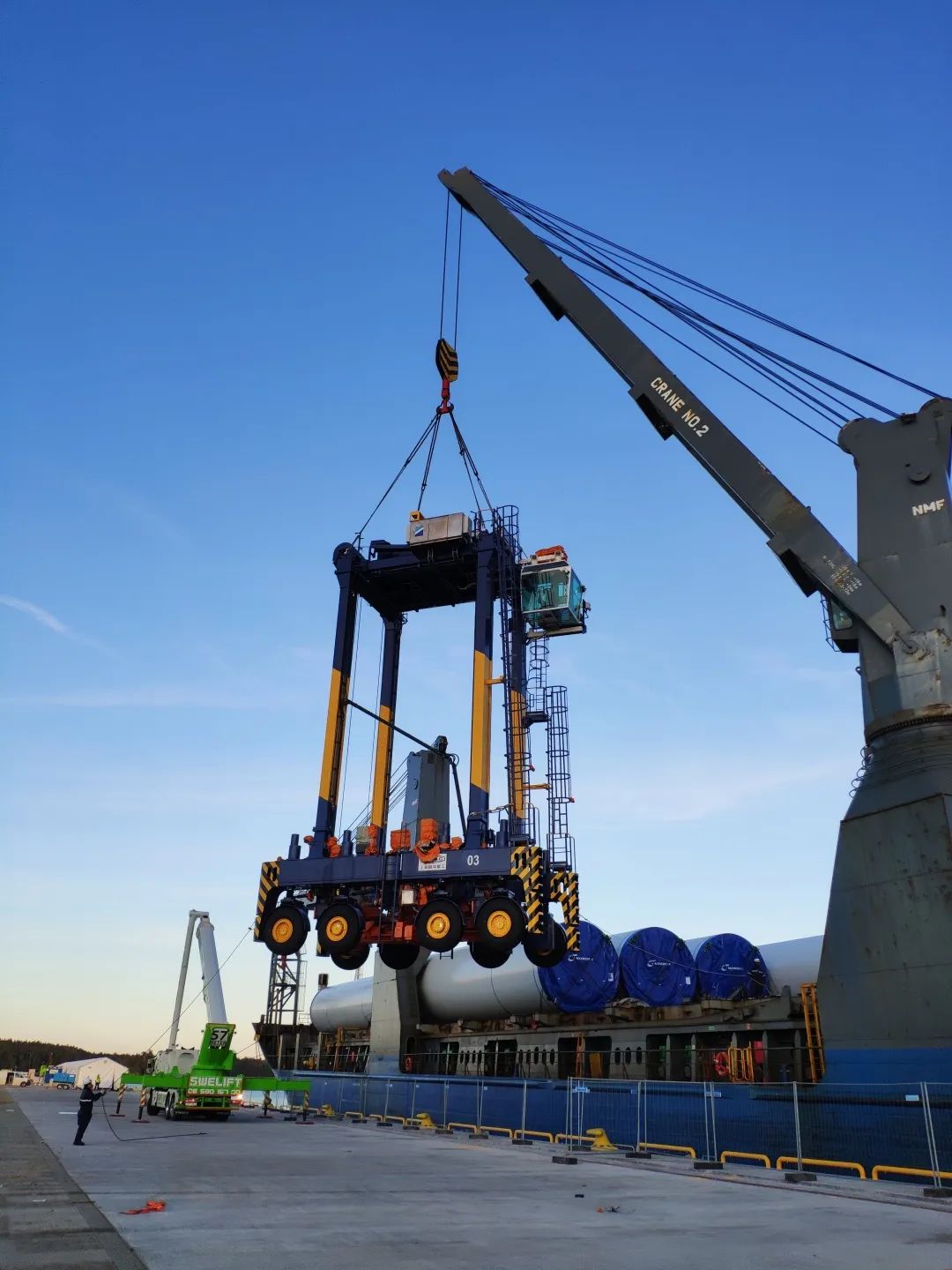 出口零突破振华重工首批智能跨运车在瑞典顺利交机