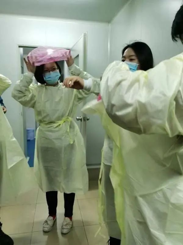 战疫女神口罩厂里的倩影是她们的芳华