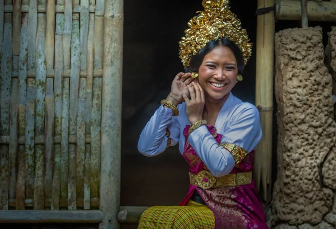 印度尼西亚民族服饰在一个叫tukakd und的地方,由于水库蓄水形成了一