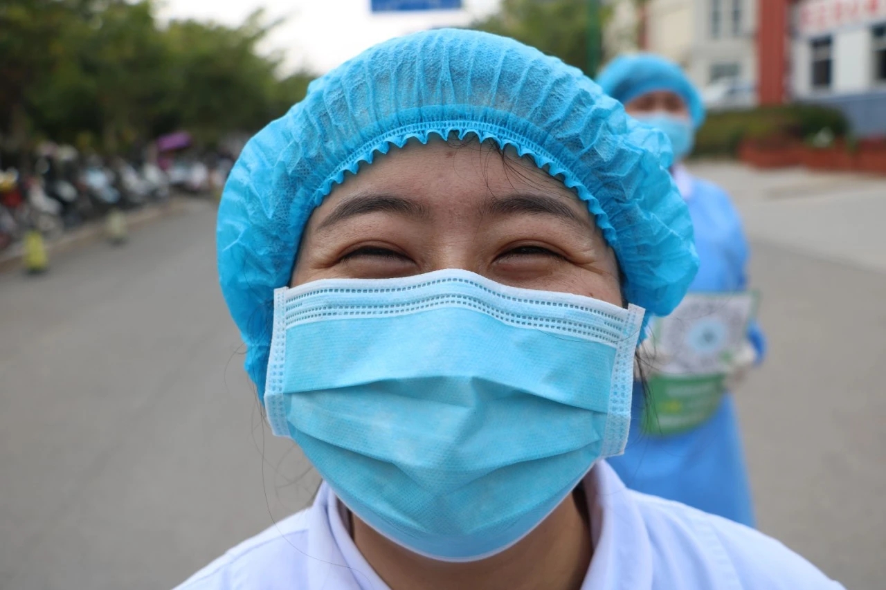 口罩脸小姐姐你笑起来的样子真美