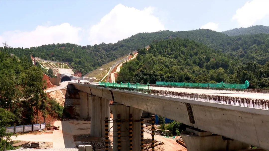 赣深高铁加快施工